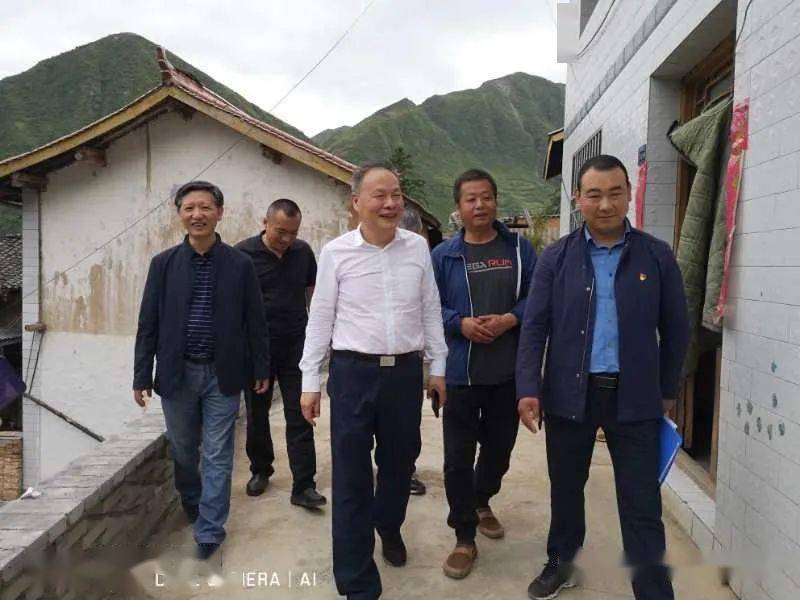 省电信公司党委书记总经理秦学寿到草坪乡白碌碡村调研脱贫攻坚工作