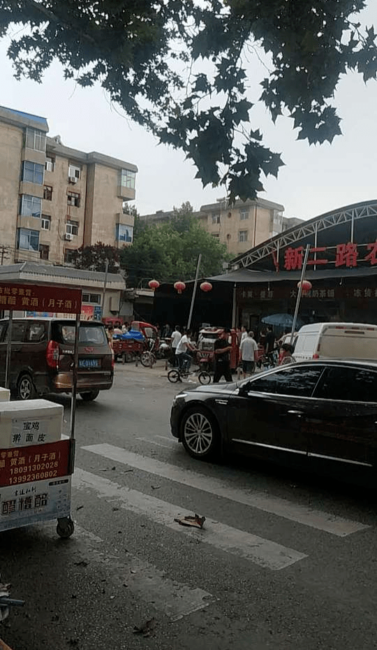 渭南:高新区市场商铺广告牌倒塌,2人被砸1人抢救无效死亡