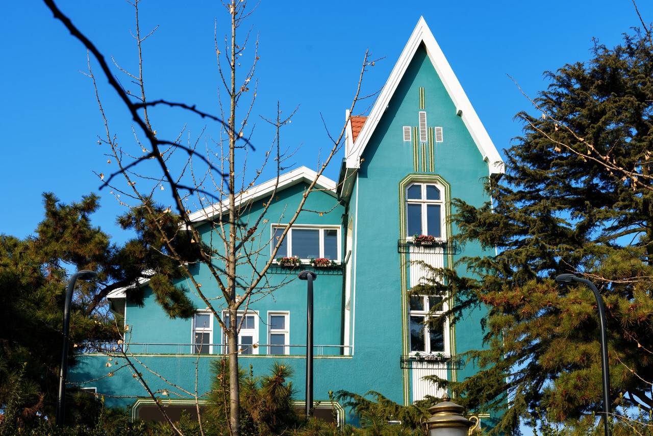 公主楼坐落于居庸关路10号,小楼由一座尖塔与不规则斜顶屋组成