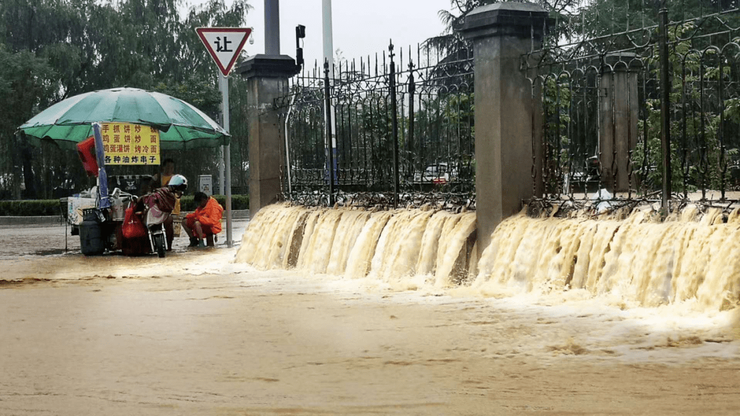 來感受下六安暴雨的視覺感預計13日10時-13日14時,沿淮和江淮之間有