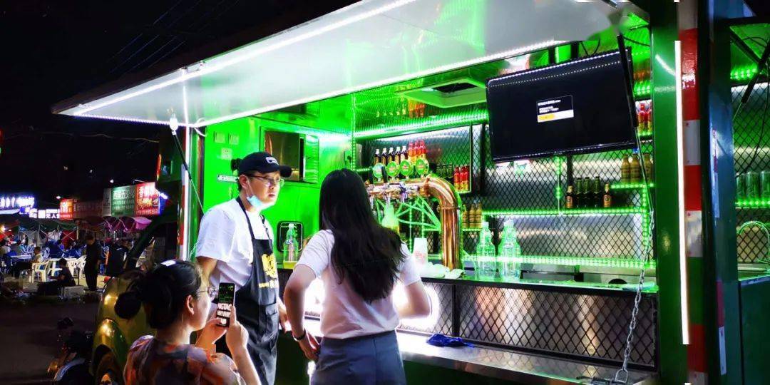 青岛啤酒走我们摆摊卖快乐去