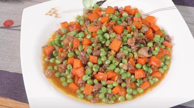 豌豆牛肉粒,可以当零食的美食_胡萝卜