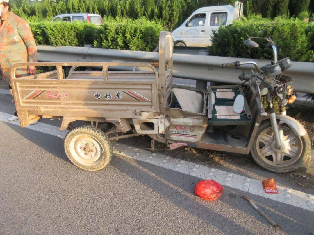 與由東向西崔某海駕駛的電動三輪車發生碰撞,造成兩車不同程度損壞