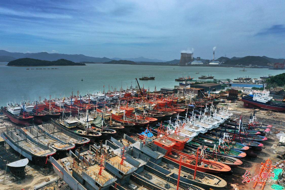 浙江宁波:伏休时节 检修渔船