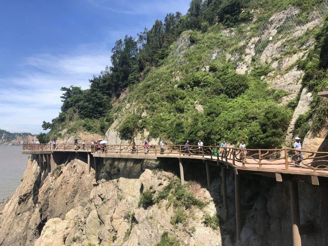 的带领下领略仙叠岩奇石的鬼斧神工,徒步在东海第一临海悬崖栈道上
