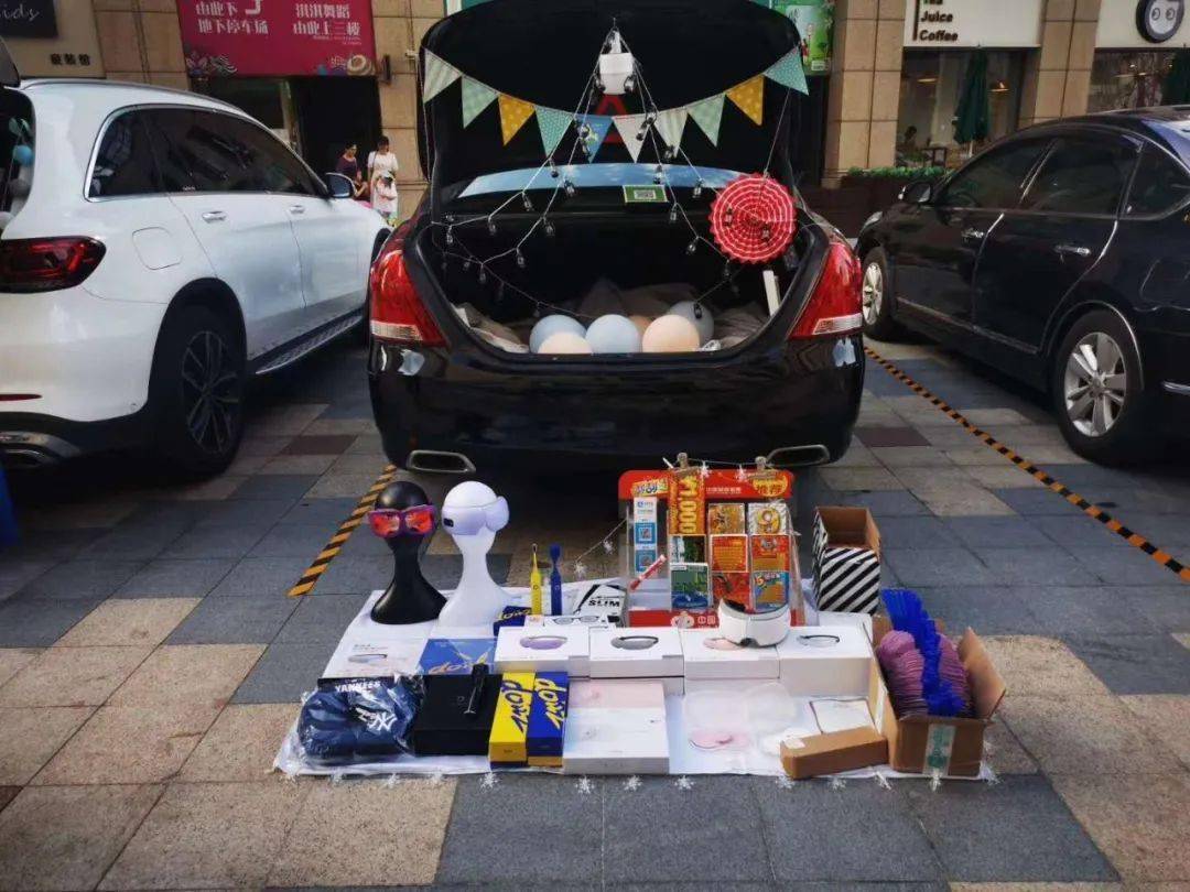 有一种浪漫叫你帮我开一下后备箱现场惊现豪车摆摊宋都后备箱集市震撼