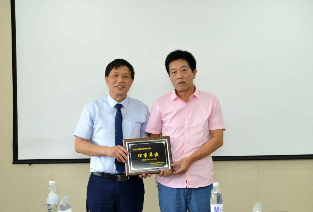 突出,受到表彰,另有李毓祥,季守东,周秋平等31人获得爱心奖,丁金友,邓