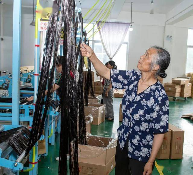 "在家门口的假发厂干活,既能照看孩子,每月还能挣3500元左右.