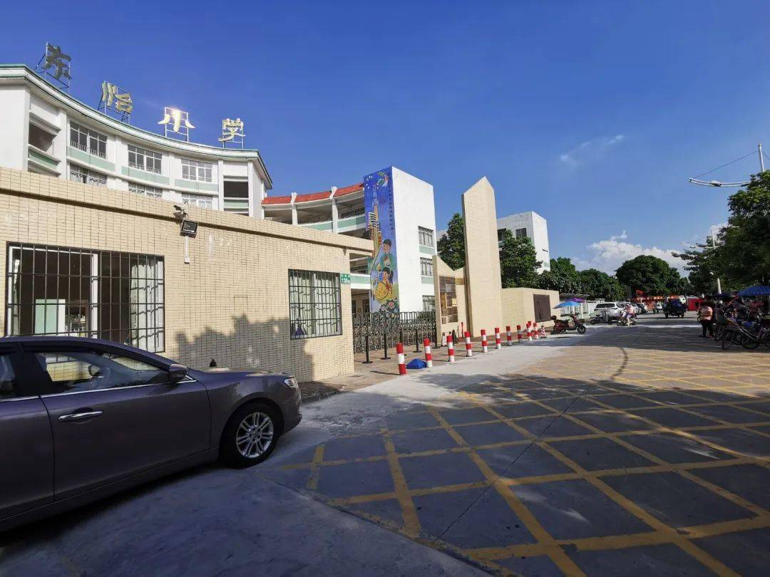 的幼儿园放学时间,大量家长前来接送学生回家,他们均需先经过东怡小学