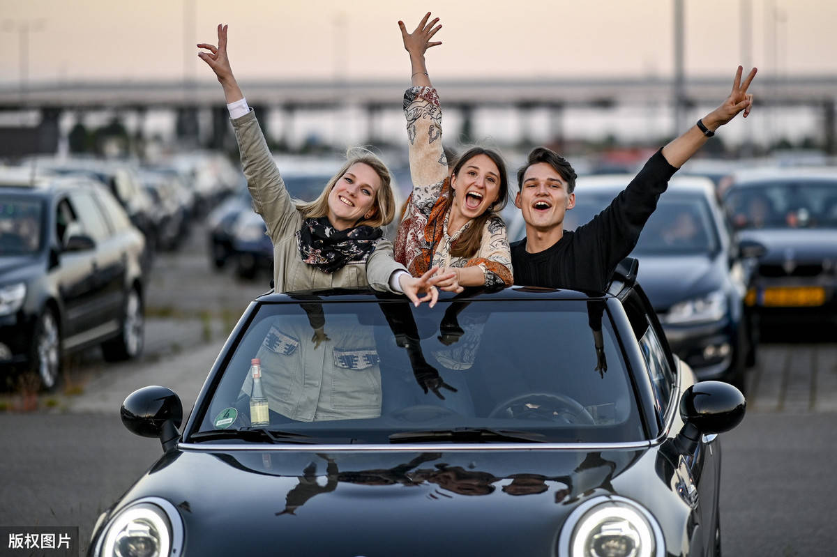 让我们一起摇摆,在车里蹦迪,德国举行汽车音乐会