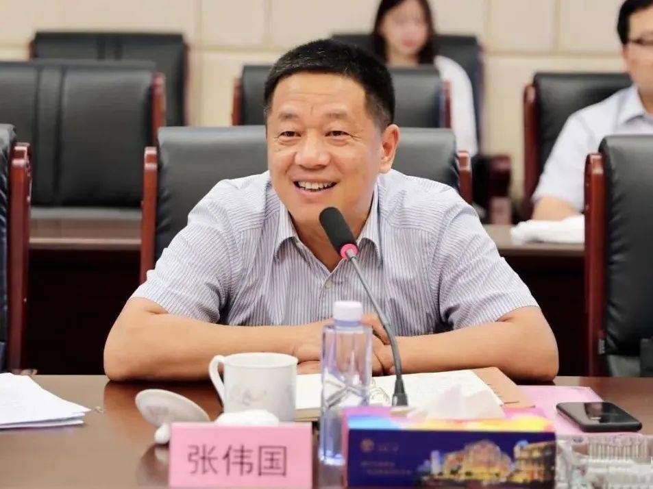 祝桥镇党委书记张伟国代表祝桥镇对市,区领导和专家的到来表示热烈