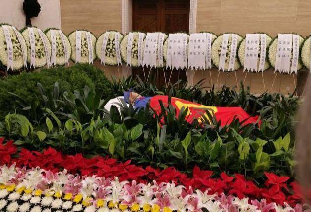 送别108岁老红军王定国身着红军服遗体覆盖党旗