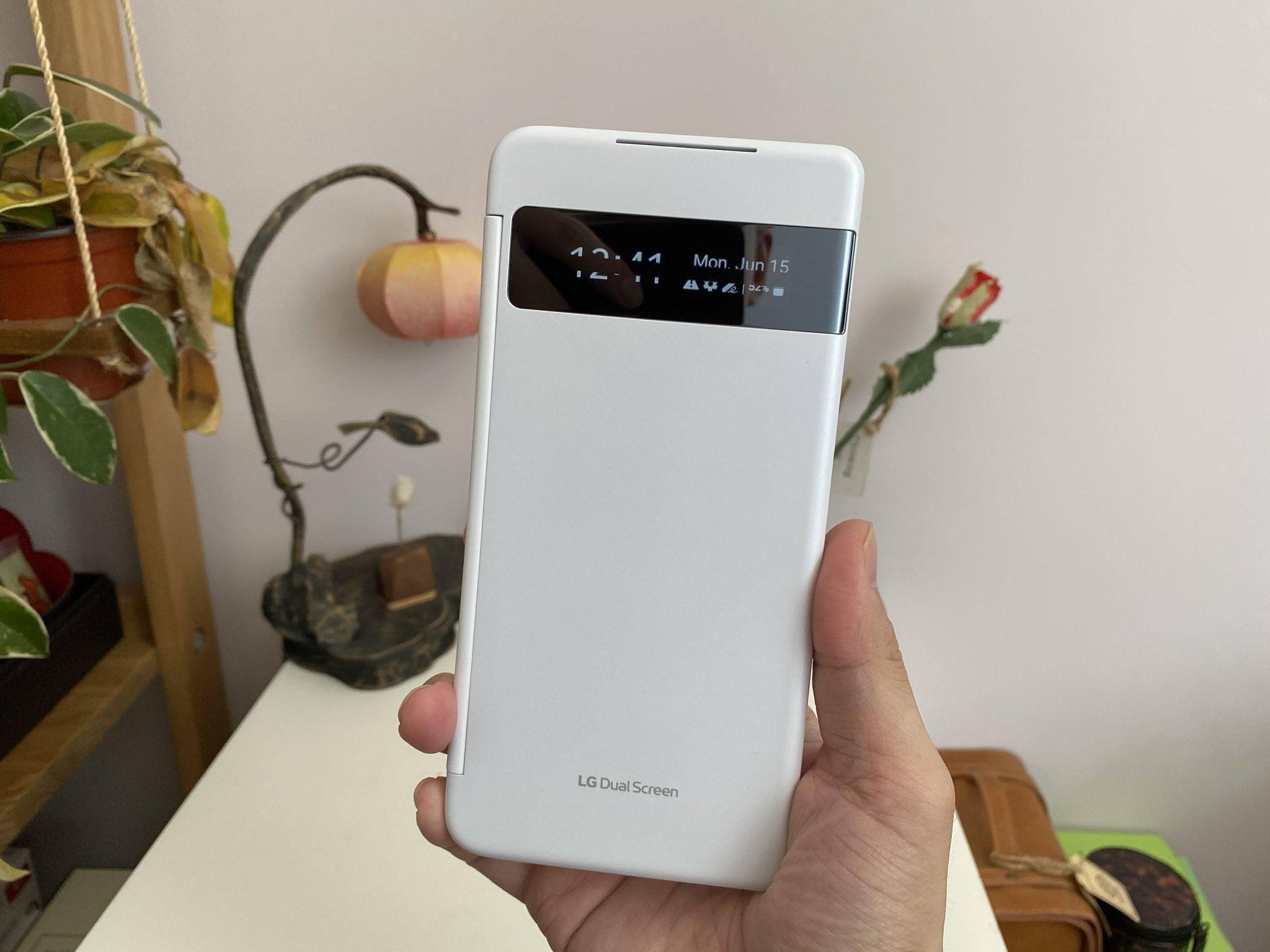 lg 也为新一代手机系列 velvet 推出了适配的双屏手机壳配件