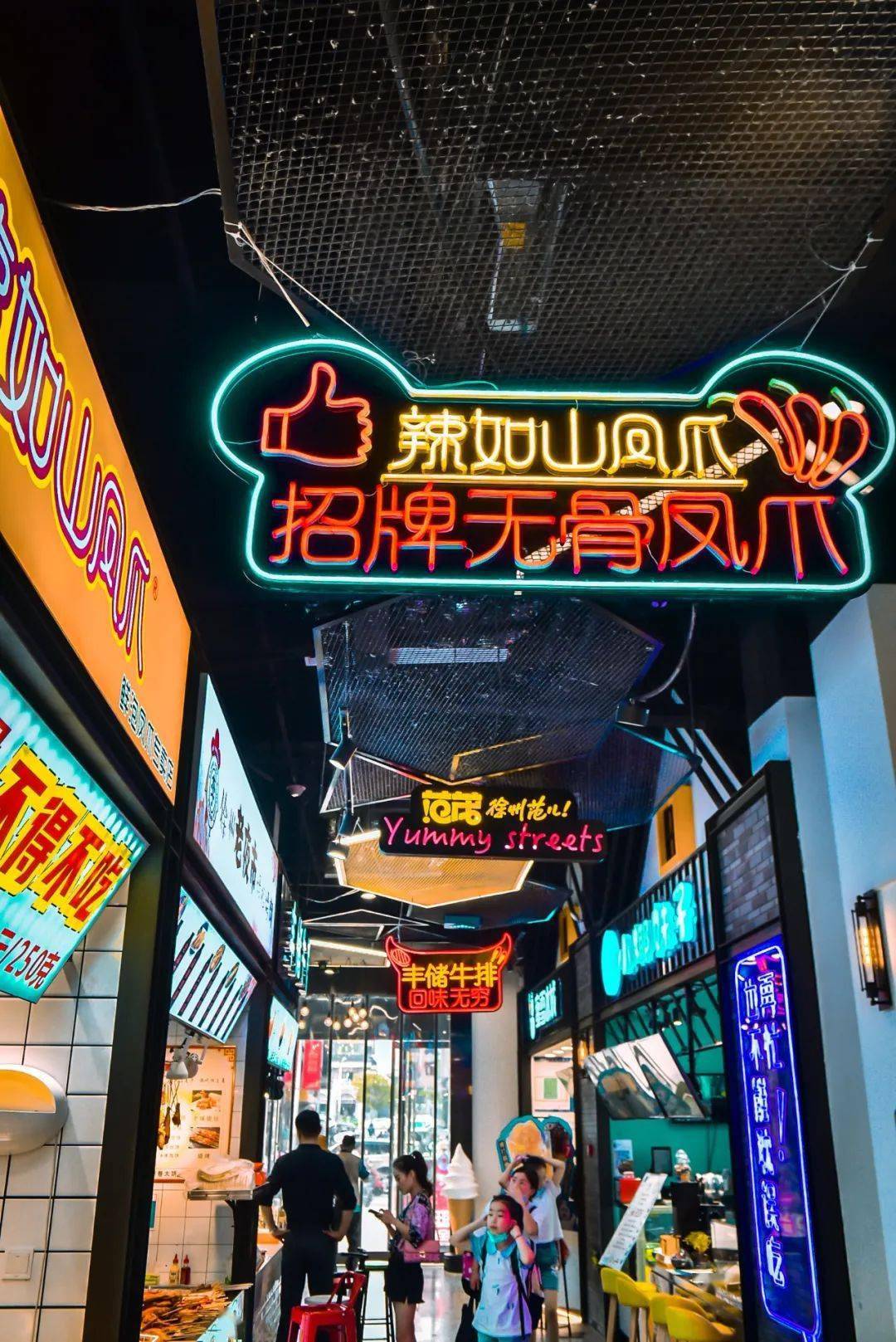 直击徐州最潮夜市!烟火气与激情并存,两大"潮人"的约会撼动市中心!