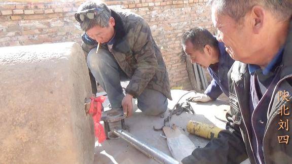 三个农村老汉自制电动石碾子试着安装难度真大能不能成功