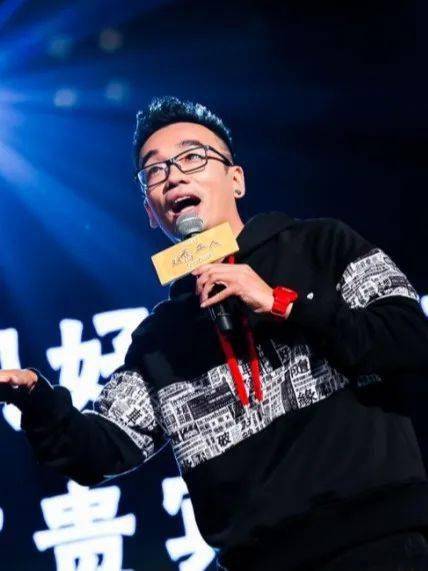 飞哥仔携美女小助理直播推介!_用品