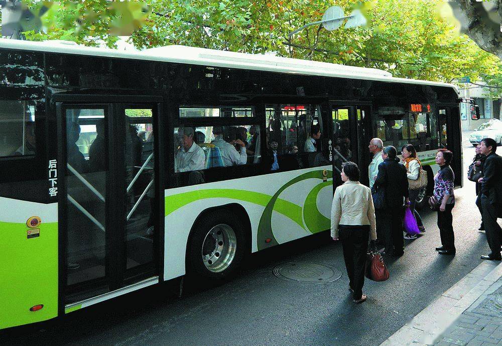 这边的公交已经变得全是刷码了的,打开支付宝,右上角我的卡包里,某某