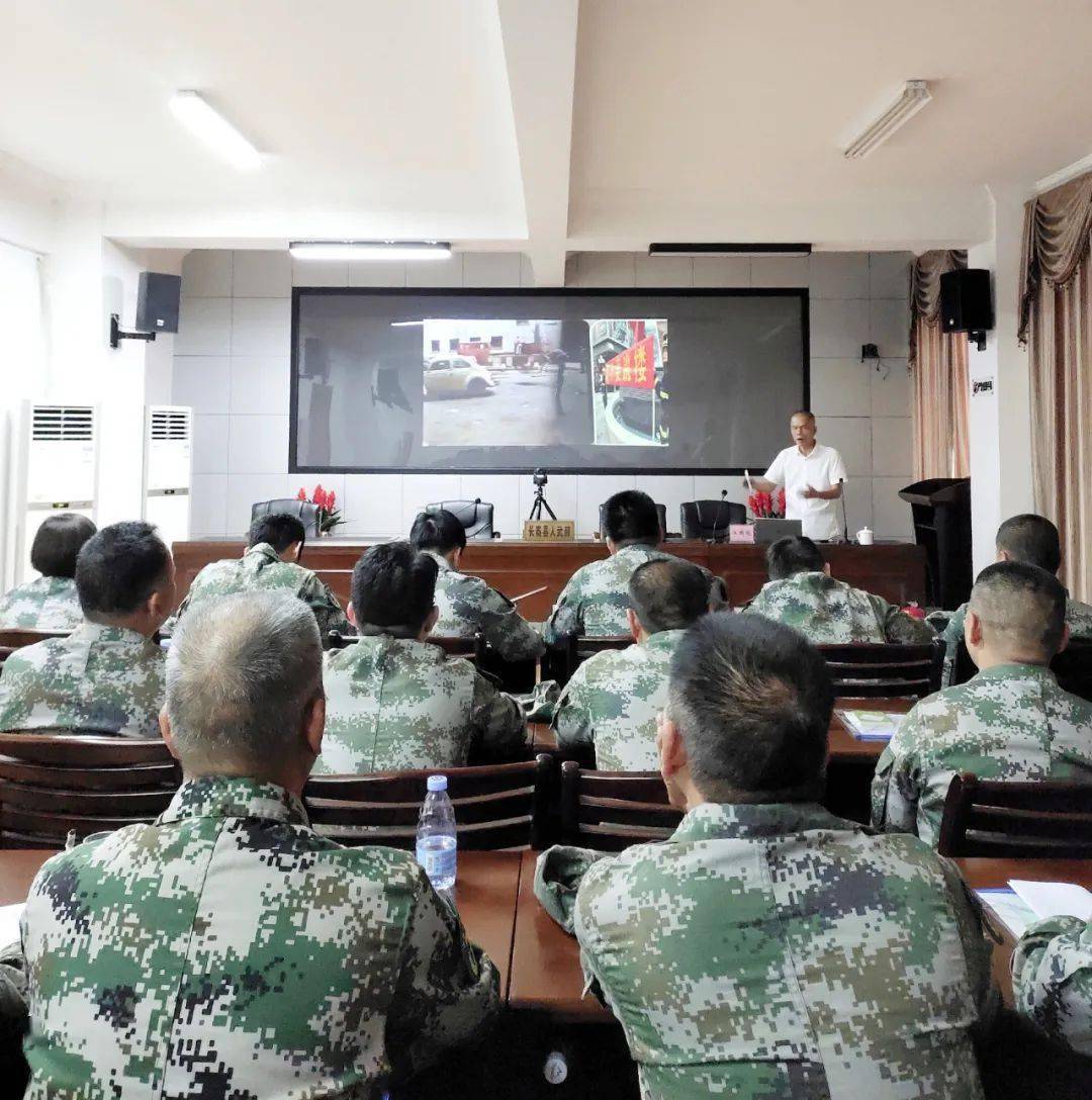 集训重点围绕民兵共同基础课目,理论学习,政治教育和业务培训四个内容