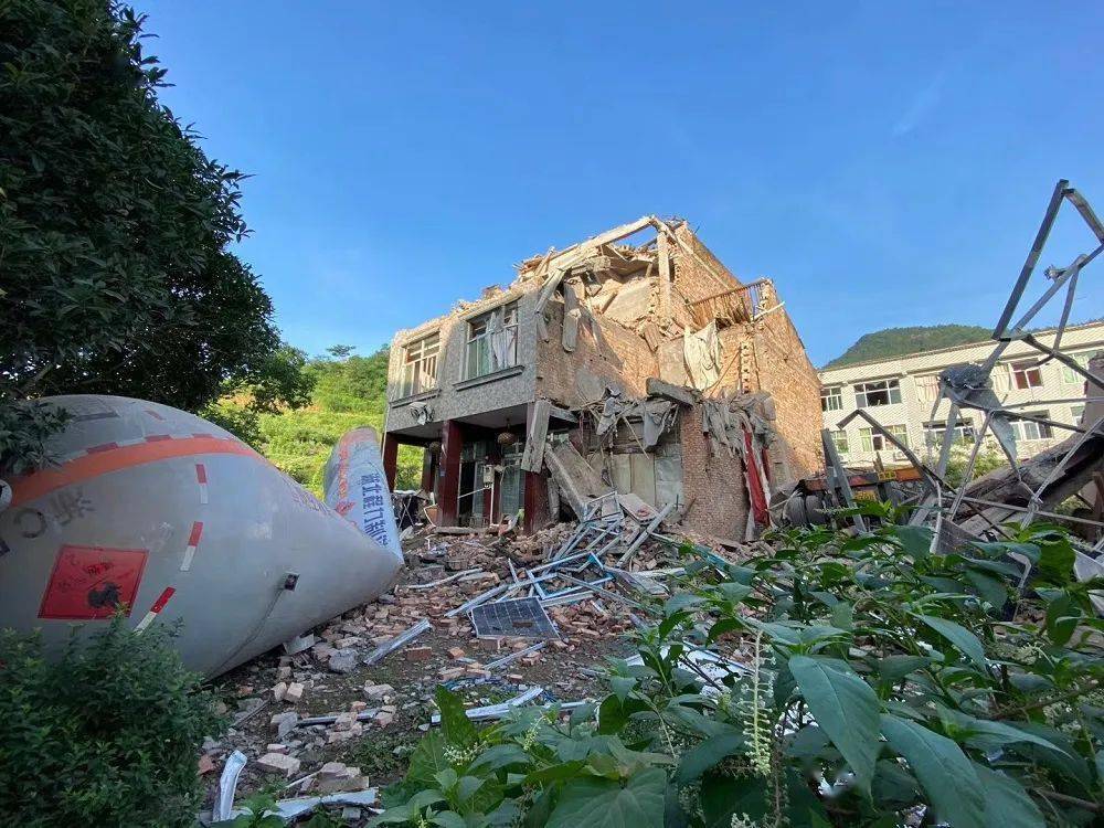为挽救生命我们拼尽全力——黄岩消防驰援ˇ113"温岭大溪槽罐车爆炸