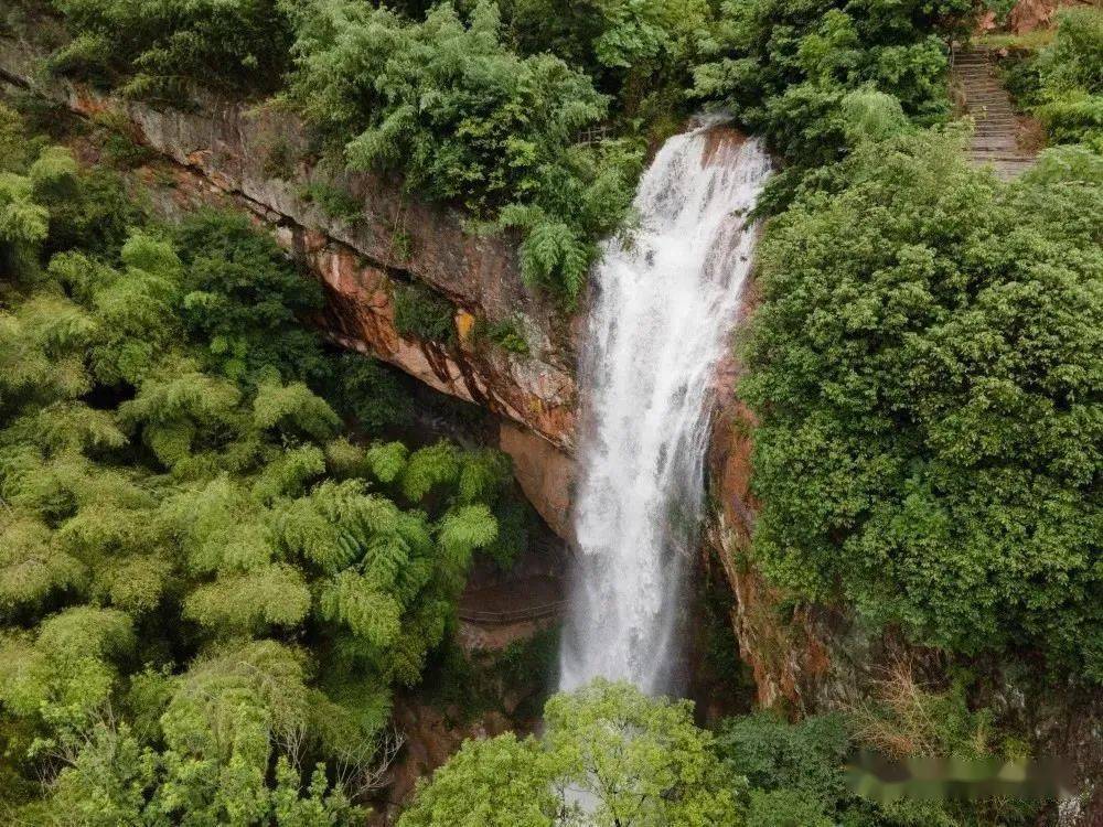 滴水岩瀑布图片