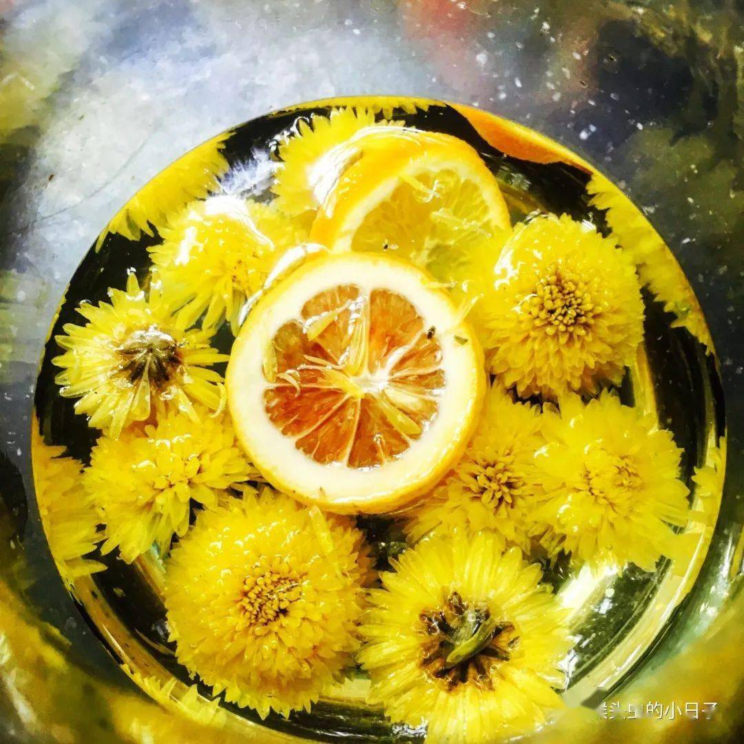 天气热的时候,菊花茶加一两片橙子片,开水泡茶,我拍个照哈.