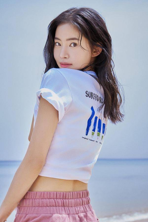韩国女艺人黄承言拍代言品牌最新宣传照