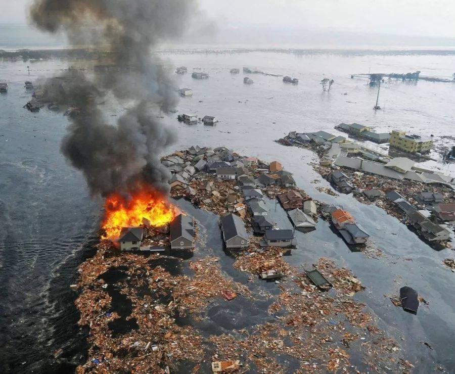 海啸是指由海底地震,火山爆发和海底滑坡等变化引起的破坏性海浪,海啸