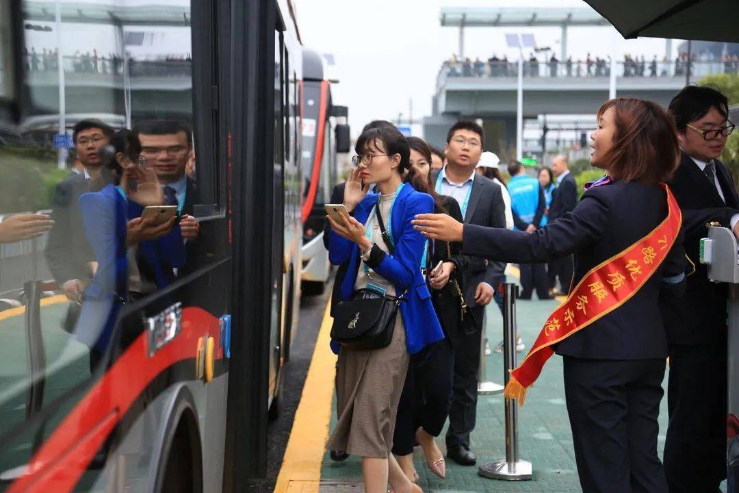 全国交通运输系统先进集体上海巴士三公司中运量71路车队