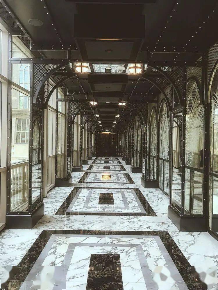 澳门巴黎轩的网红玻璃走廊,也是争相模仿的对象.