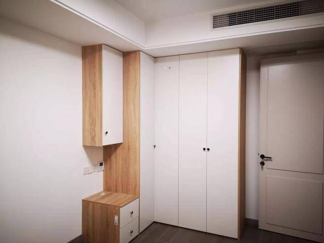 定制白色衣柜用木质感点缀温馨档次真美