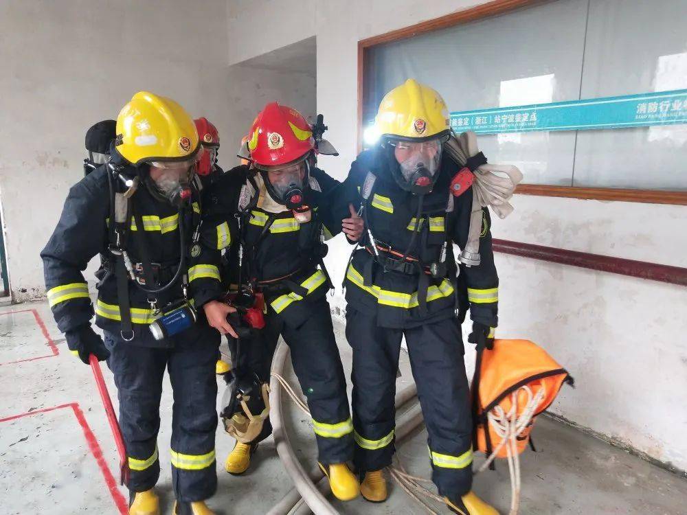 火场救人/紧急逃生/内攻搜救……带你回顾这场"惊险刺激"的紧急救助