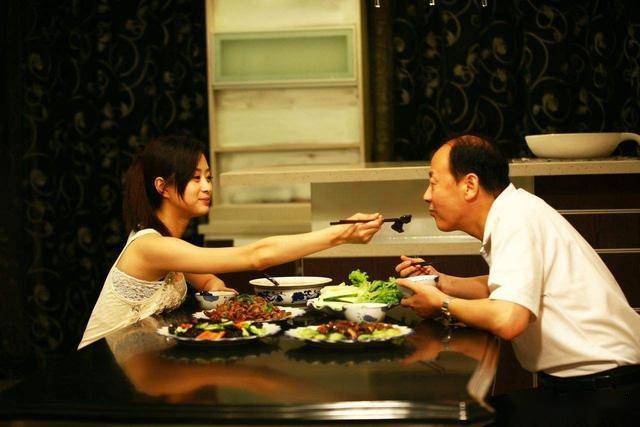 单独跟漂亮女同事出差晚上来约吃宵夜诱惑当前这样做才高明