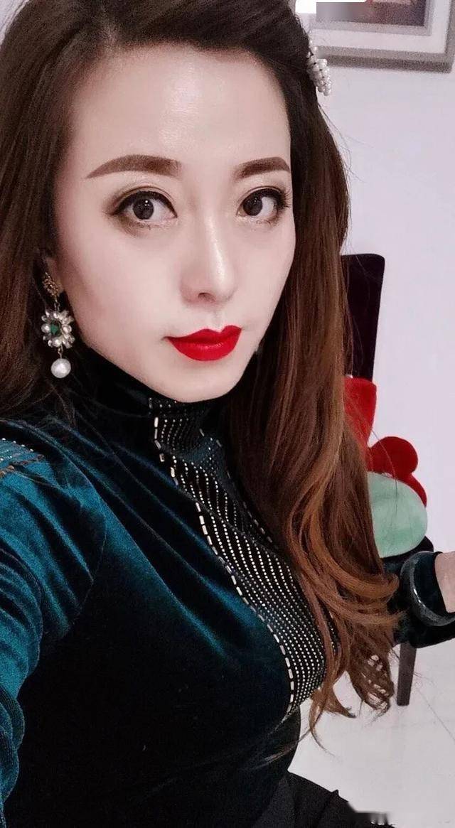 爱自拍的时尚成熟美人