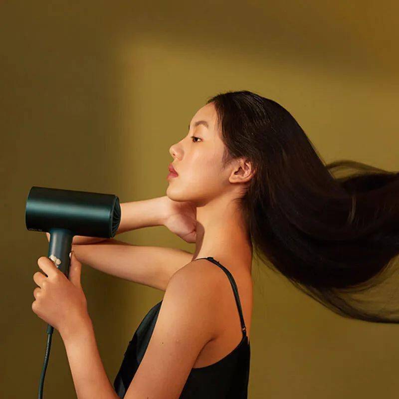 zui亲民梵高联名戴森平替5分钟速干3000万负离子吹发更护发颜值逆天