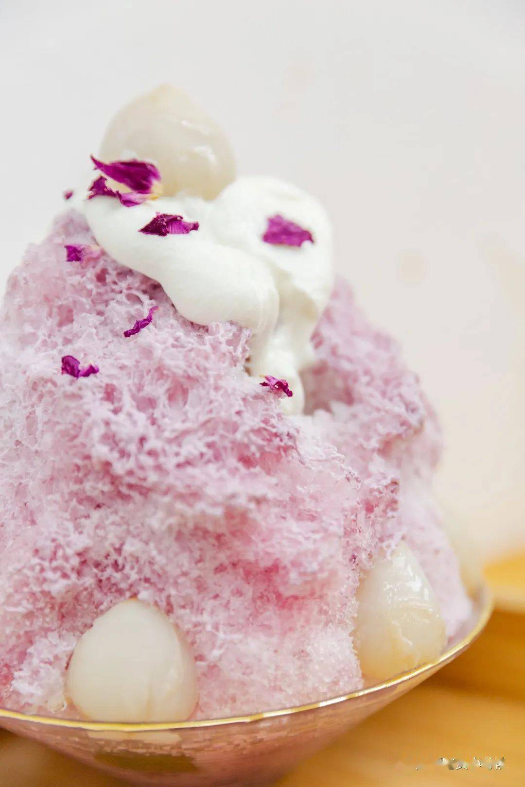 从顶部的荔枝和奶盖一直渗透进下面的冰沙里,让整份刨冰更加奶香浓郁