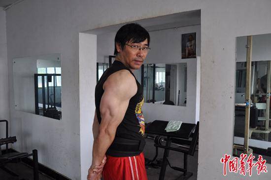 57岁的老板张立勋曾多次拿过腕力王大赛冠军