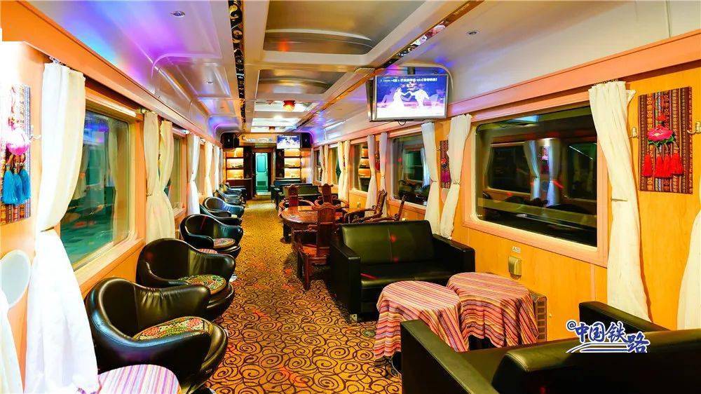 有大床,带酒吧,全国罕见…昆明至丽江竟还跑双层火车!