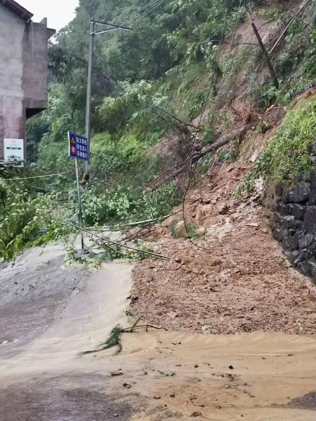 車輛被淹通江部分地方不同程度受災此次強降雨造成長坪,朱元,鐵溪3站