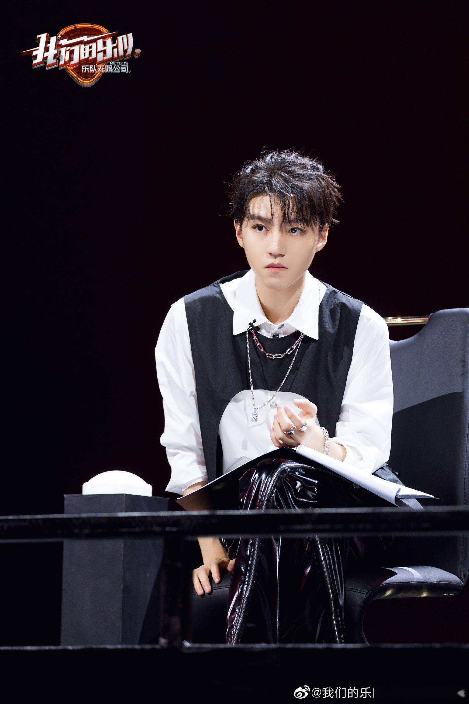 王俊凯《我们的乐队》高清剧照来袭 帅气王总实力开嗓助力乐队