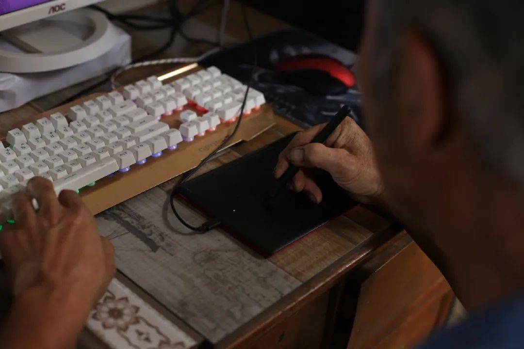 72岁大爷自学ps以后想当设计师