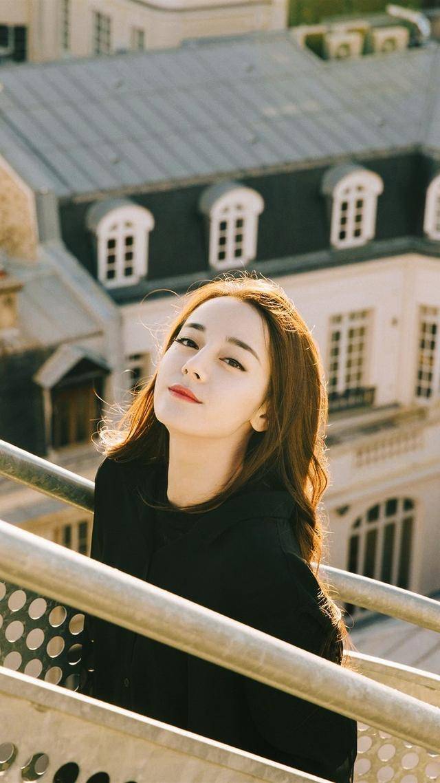 迪丽热巴新剧职场造型时尚精致,展现非凡魅力