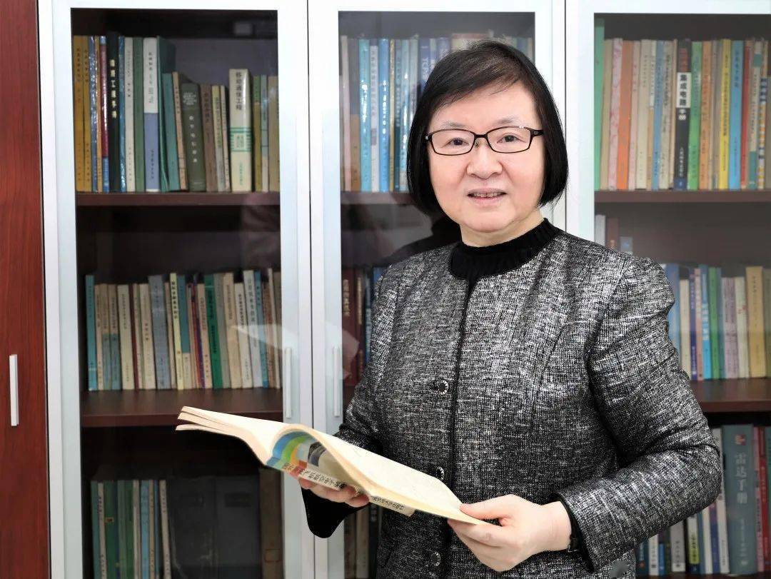 这位北航女院士b站直播,同学们说:"抢到就是宝"!