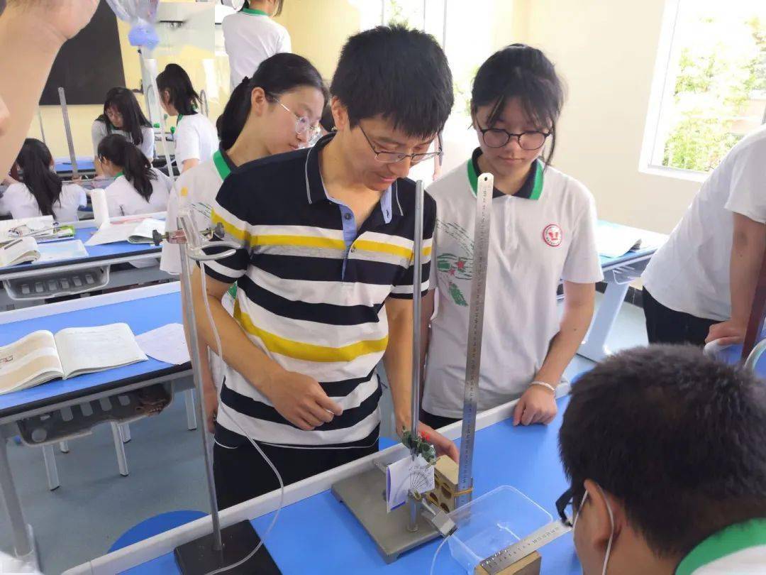 武夷山一中吴斌老师开设题为《斜抛运动》的公开课.