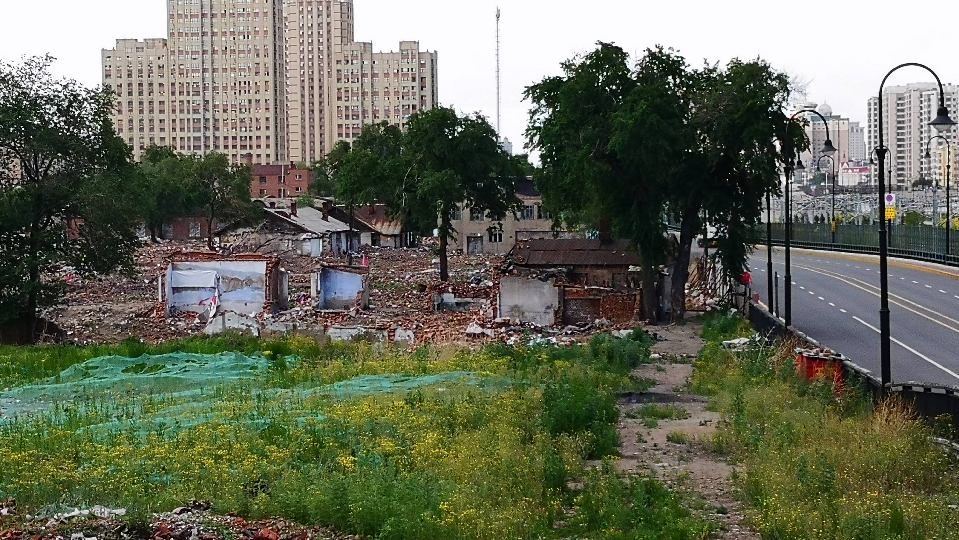 许多居民都已住进了高楼,还有几家没搬,咋想的 近日,哈尔滨市道里区铁