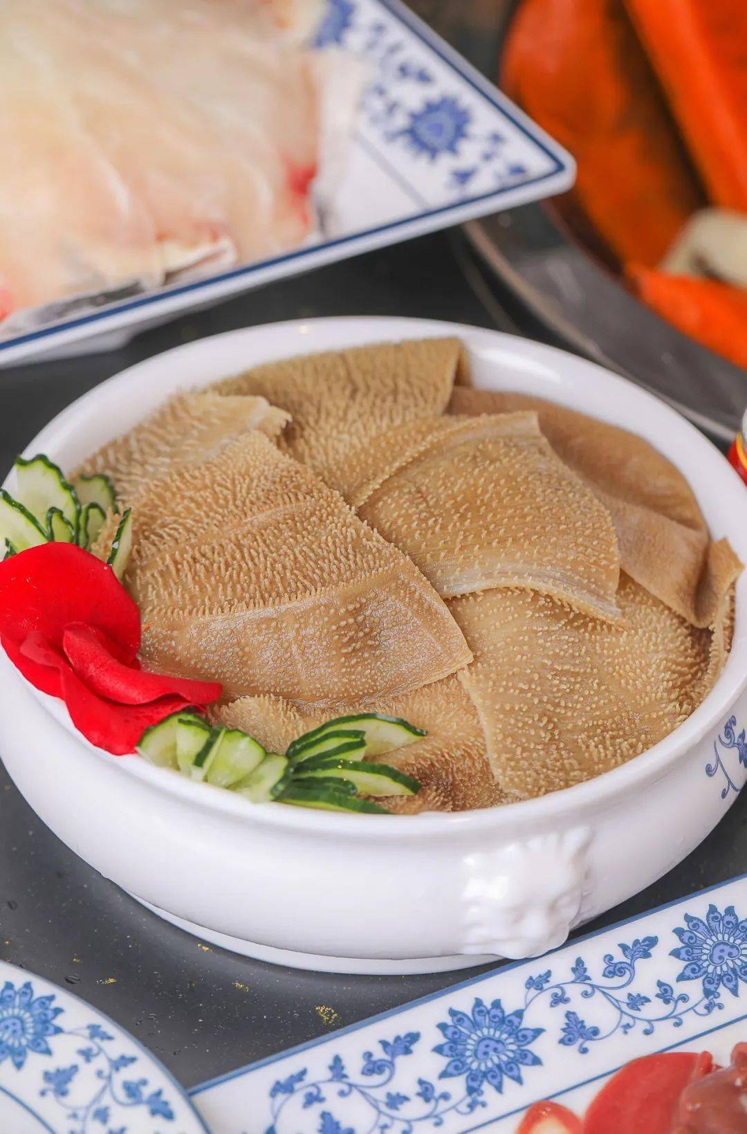 检验一家火锅店除了锅底就是毛肚,李雪火锅的冰鲜毛肚颗粒分明,超