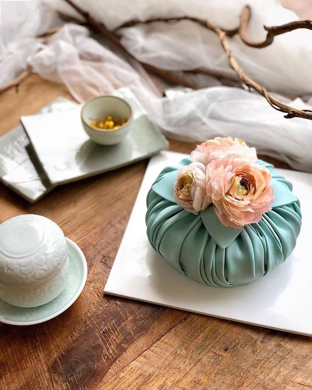 韩国小姐姐晒神秘蛋糕,引百万粉丝每天催更:太美了,每一张都让我流