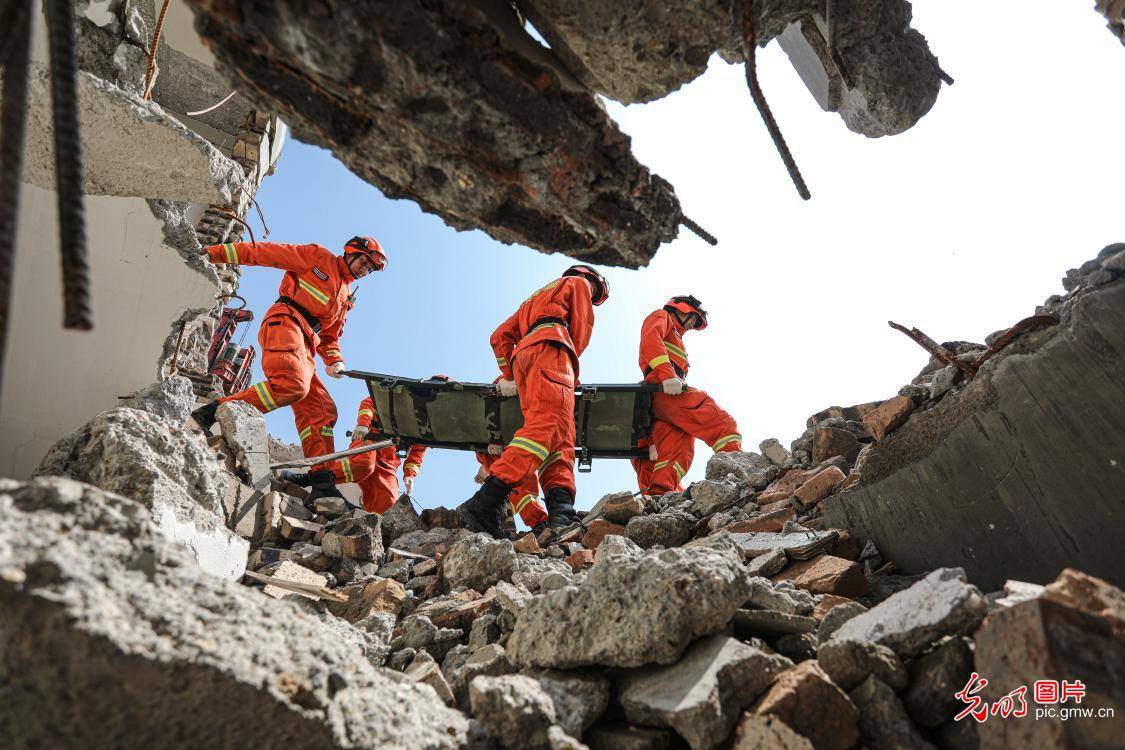 甘肃天水:举行地震救援实战演练