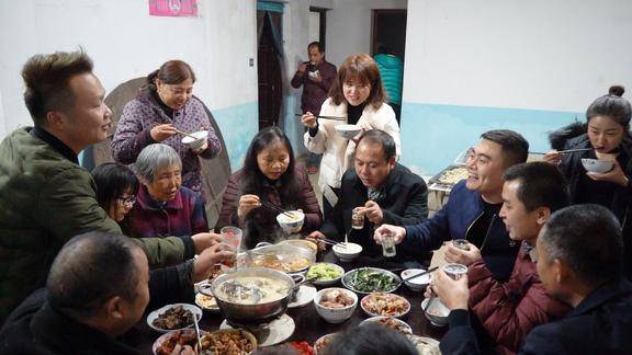 农村一家人团聚二十几口人围在一张桌子吃饭真是太热闹了