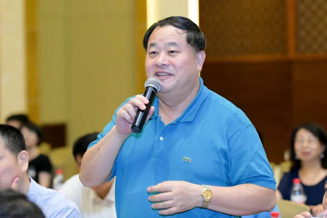 市政协常委罗建文提出,面对本次新冠肺炎疫情,市委市政府反应迅速