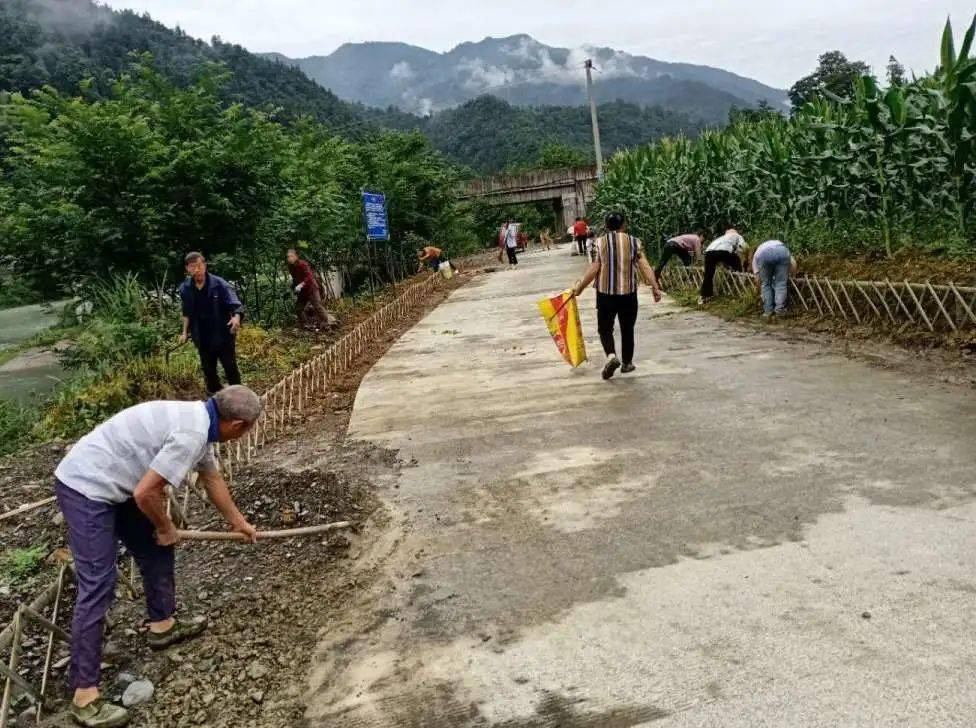 活龍坪鄉各村開展道路清掃行動▲清坪鎮馬家坪村清掃道路▲高樂沈鎮